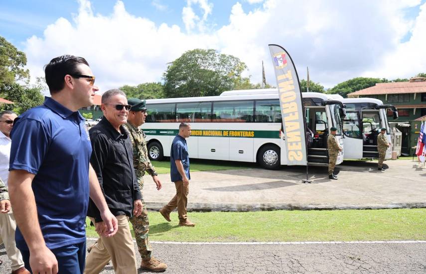 EE. UU. entrega a Panamá autobuses y cocina móvil valorados en $1.4 millones para fortalecer la seguridad fronteriza