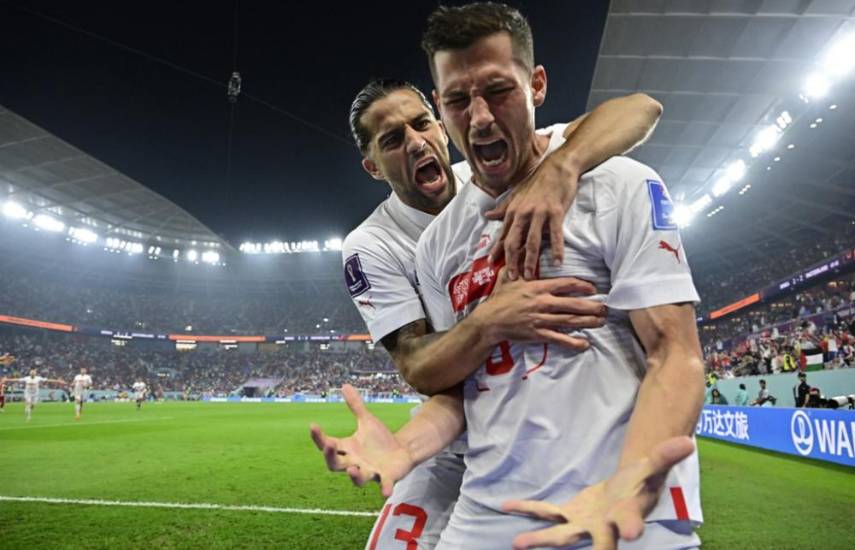 Suiza derrota 3-2 a Serbia y será rival de Portugal en octavos del Mundial