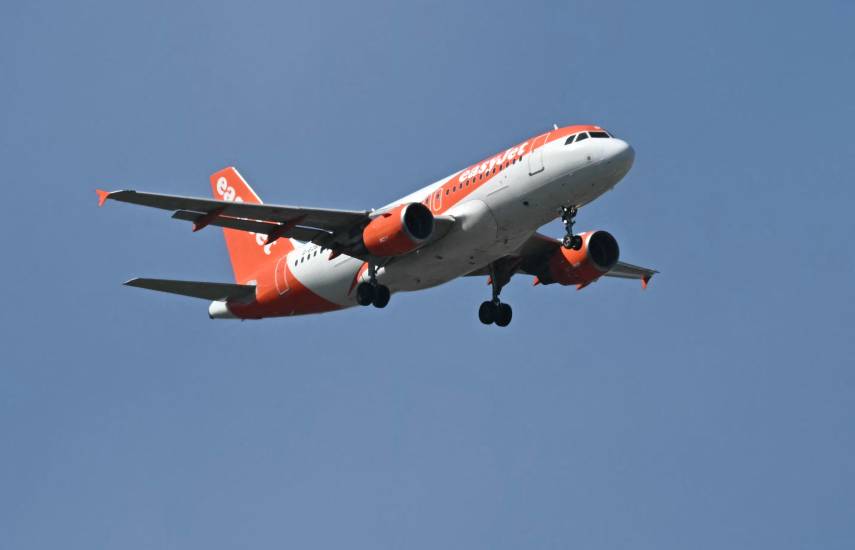 AFP | Un avión de pasajeros Airbus A319-111 operado por EasyJet se prepara para aterrizar en el aeropuerto John Lennon de Liverpool.