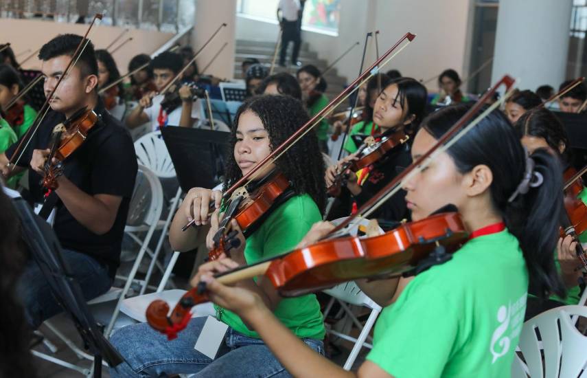 Jóvenes músicos se unen en “Mil Corazones, Una Misión”.