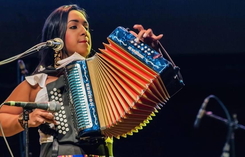 Artista Yeyny Santamaría: La maestra del acordeón