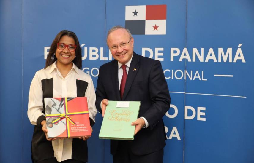 ML | La ministra Giselle González y el embajador Mauricio Baquero.