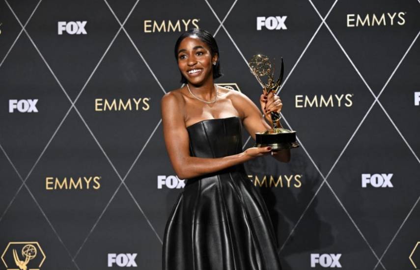 Rojo, negro y morado brillan en la alfombra roja de los Emmy