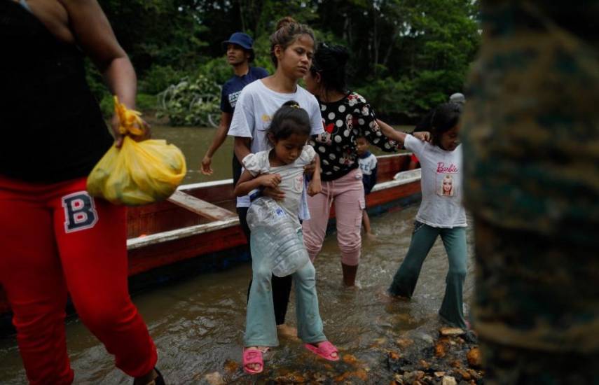Unos 120.000 menores entre récord de migrantes que cruzaron selva panameña en 2023