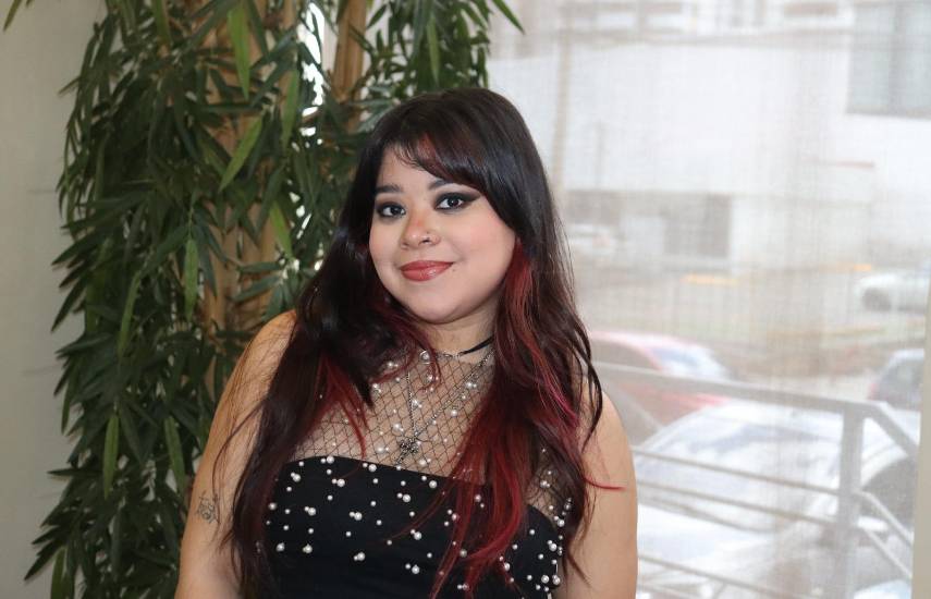 Le canta a los amores imposibles con “Stranger”