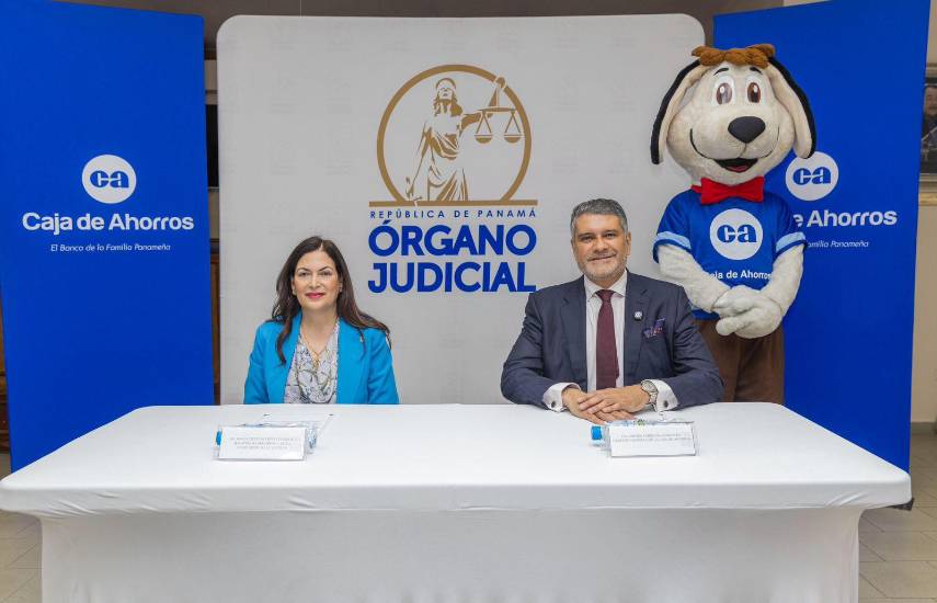 ML | Durante la firma del convenio.