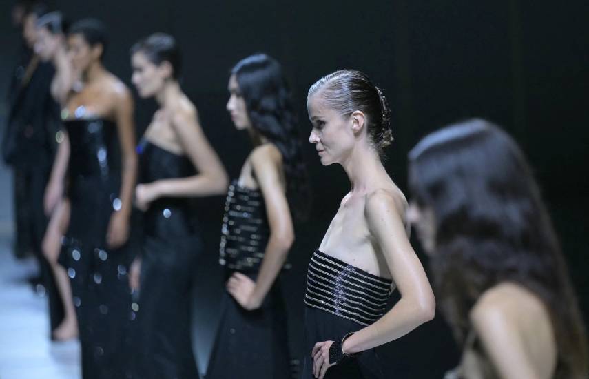 Armani se deslumbra con cristales y lentejuelas un año después de la muerte de su fundador