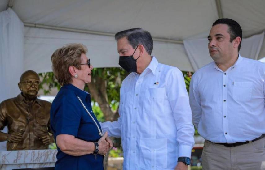 La expresidenta Mireya Moscoso junto al actual mandatario Laurentino Cortizo.