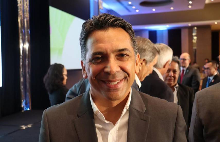 Presidenciales opinan sobre contrato minero