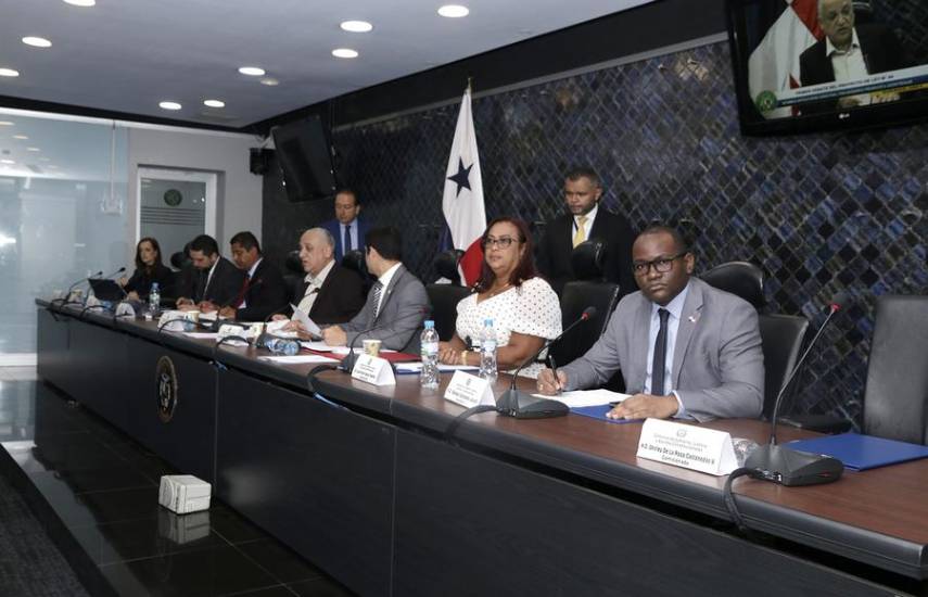 La reducción de las comisiones y descuentos por ausencia, en debate