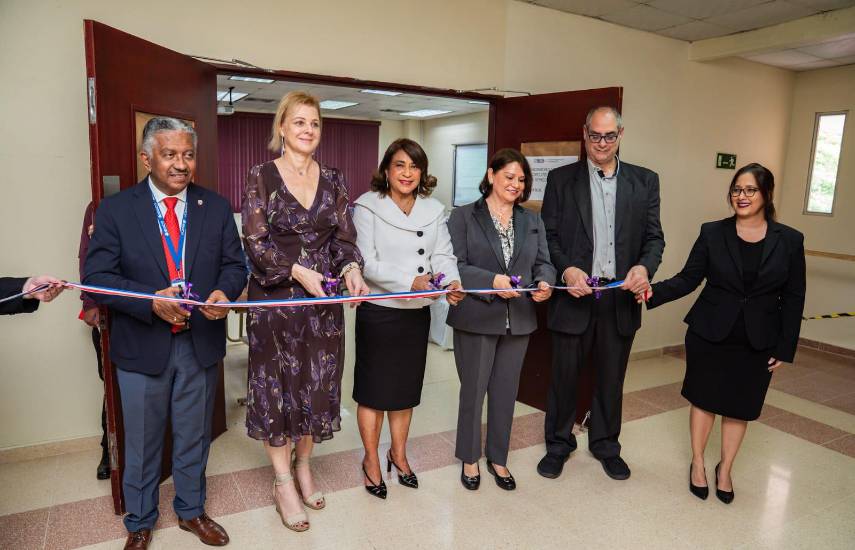 ML | Autoridades durante la inauguración del laboratorio.