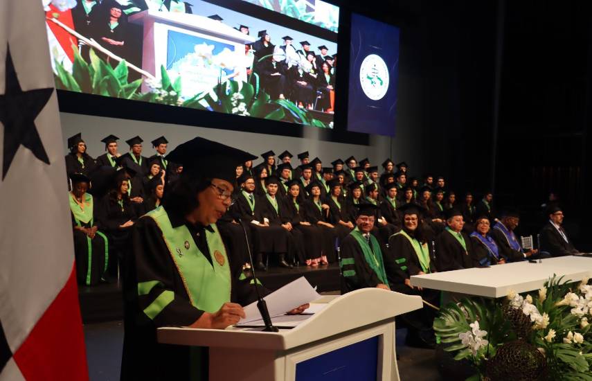 Universidad de Panamá gradúa a 69 nuevos médicos