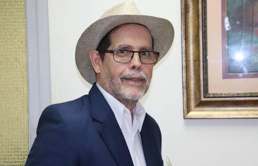 Ah Chong aspira a la rectoría