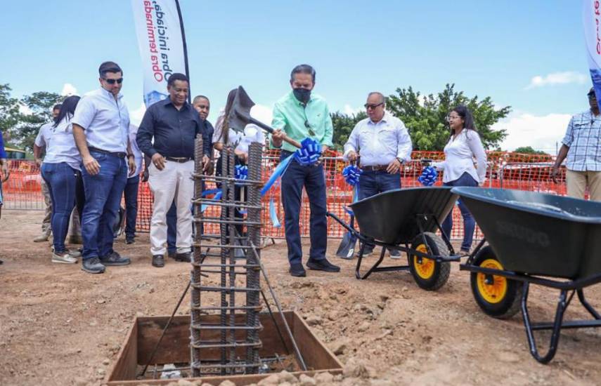 Entregan títulos de propiedad en San Miguelito y la orden de proceder para la construcción de una policlínica en San Antonio