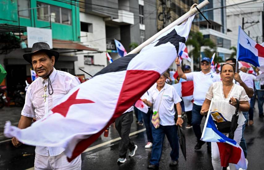 Agrupaciones sociales marchan hasta la Plaza 5 de Mayo