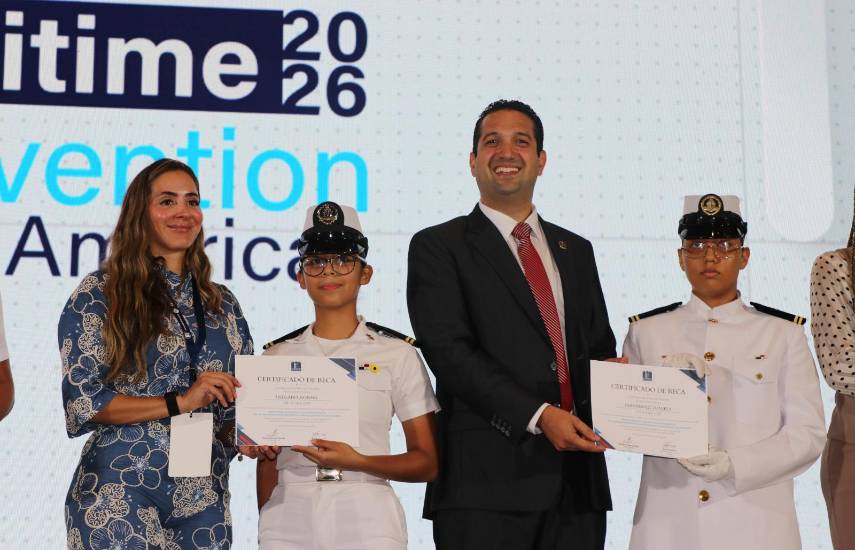 La Cámara Marítima otorga becas a cadetes de la UMIP por proyecto sobre microplásticos