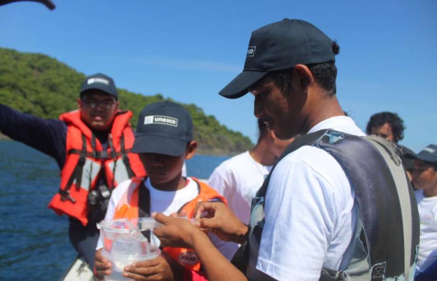 Niños y científicos de Coiba AIP colectan muestras para identificar ADN ambiental de peces