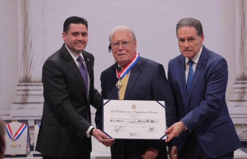 Carrizo entrega Condecoración Nacional de la Orden Ricardo J. Alfaro a miembros de la Junta Asesora del Canal de Panamá