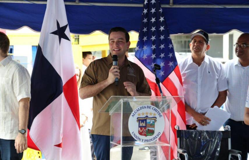 Embajador de EEUU en Panamá entregó donaciones de equipos médicos en Azuero