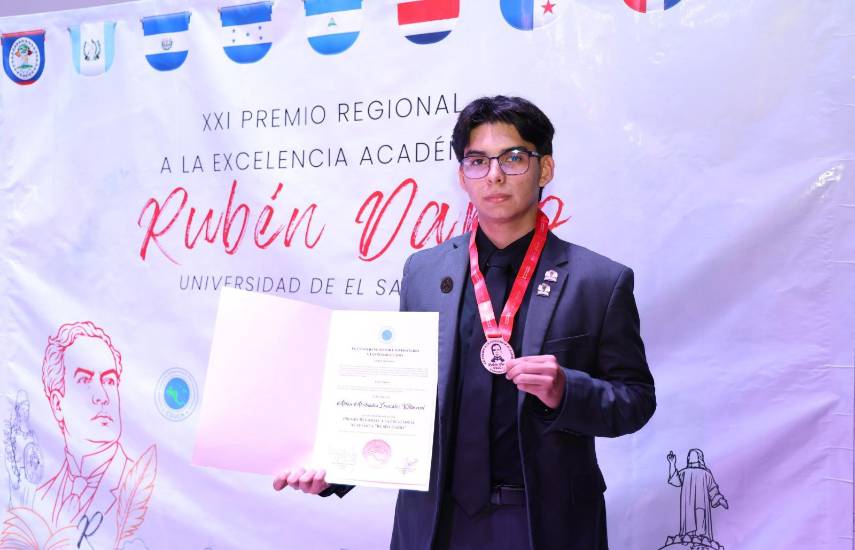 Estudiante de la UMIP es galardonado a nivel regional por su excelencia académica