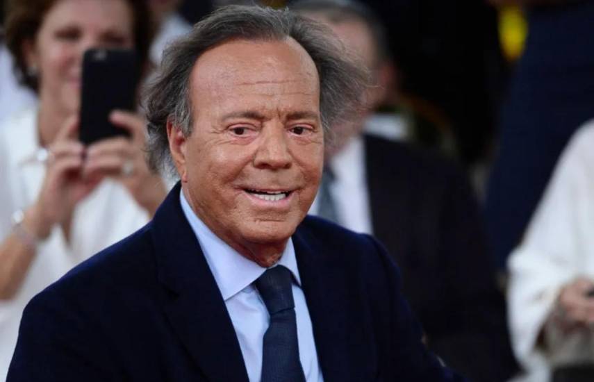 Archivan en España denuncia de delitos sexuales contra Julio Iglesias por falta de competencia