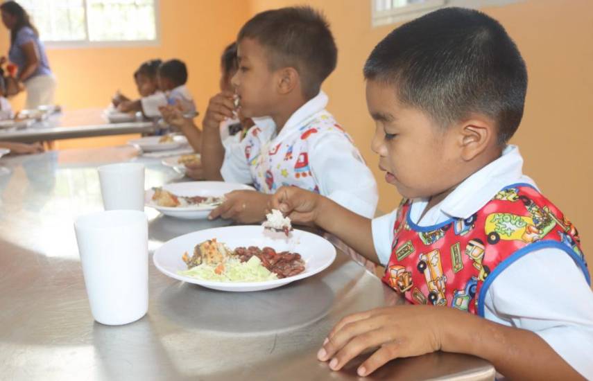 Más de 193 mil estudiantes son beneficiados del programa estudiar sin hambre, según el Meduca