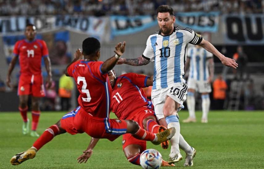 AFP | Lionel Messi, Kevin Galvan y José Murillo.
