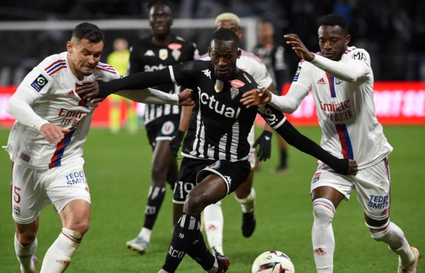Lyon vence 3-1 al Angers pero sigue dejando dudas