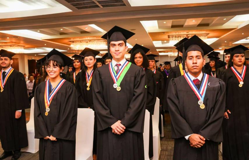 UTP gradúa a 104 profesionales en Veraguas