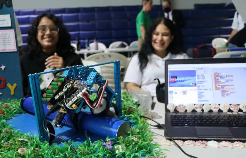 Crece el entusiasmo por la robótica en Panamá