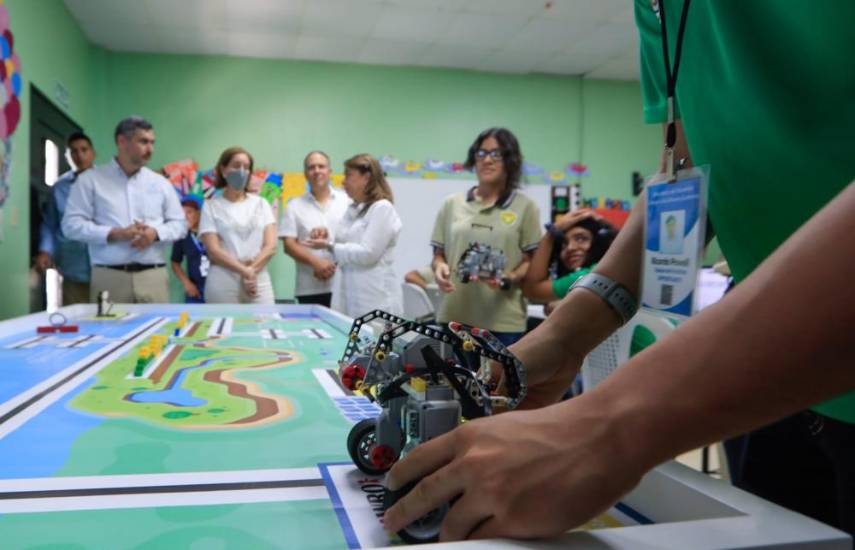 Equipos de Chiriquí y la comarca Ngäbe Buglé participan en competencia de robótica