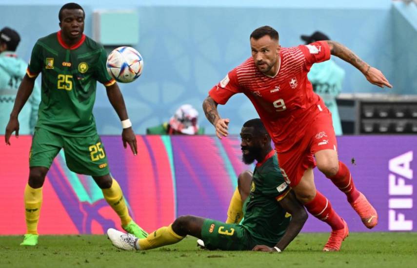 AFP | Jugadores de Camerún (verde) y Suiza (rojo).