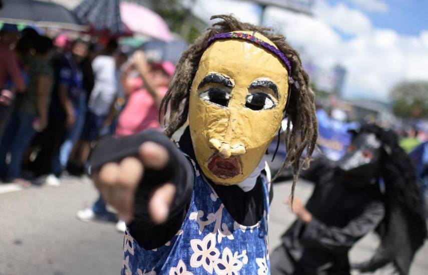 Desfile de seres mitológicos da inicio a fiestas patronales de El Salvador