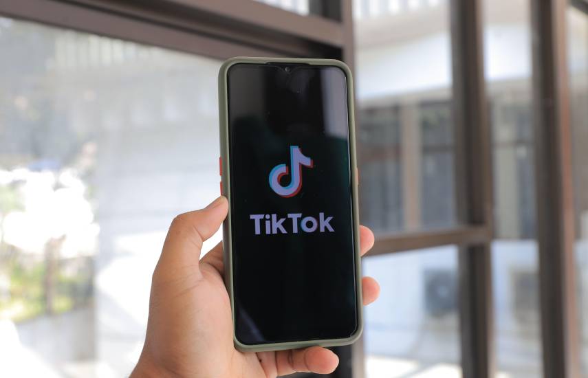 La UE acusa a TikTok de exponer a los menores a riesgos en línea