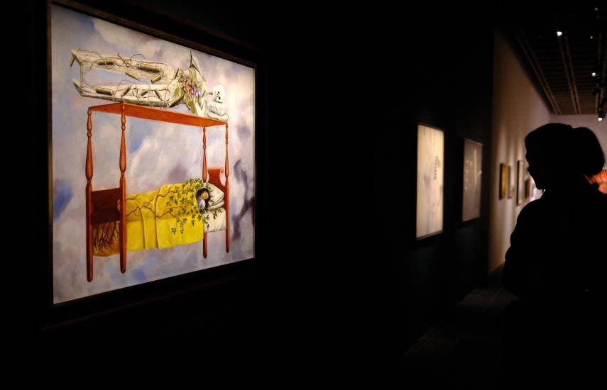 AFP | Un amujer observa la obra de la mexicana Frida Kahlo en Nueva York.