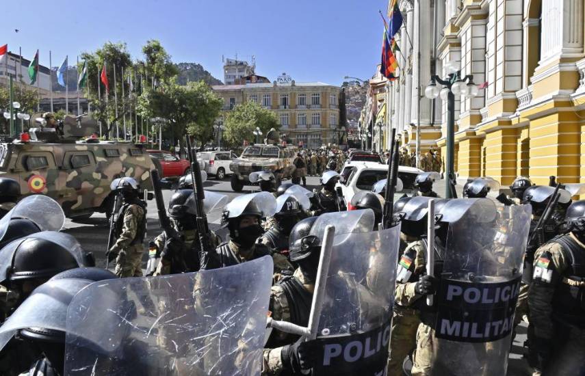 Militares intentan derribar puerta del palacio presidencial en La Paz