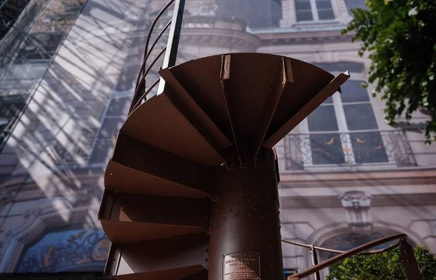 Un tramo de la escalera de la Torre Eiffel vendido por 450.160 euros en una subasta