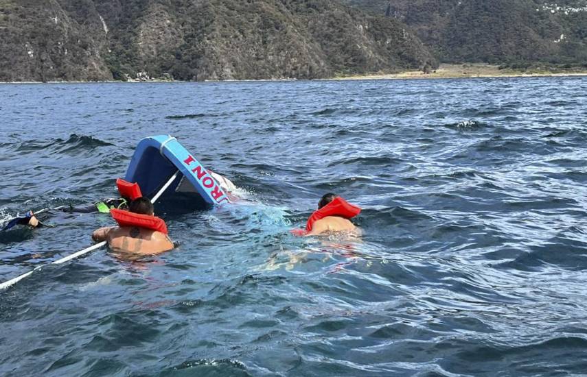 Mueren dos panameñas al volcar lancha en lago de Guatemala