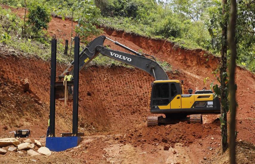 Avanza construcción de puentes zarzo en la comarca Ngäbe Buglé para accesos seguros