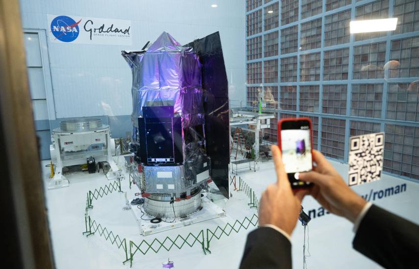AFP | Un periodista fotografía el Telescopio Espacial Nancy Grace Roman durante su presentación al público en el Centro de Vuelos Espaciales Goddard de la NASA en Greenbelt, Maryland.
