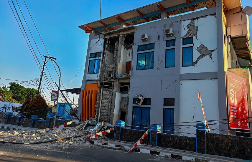 Sismo de magnitud 7.7 en Indonesia
