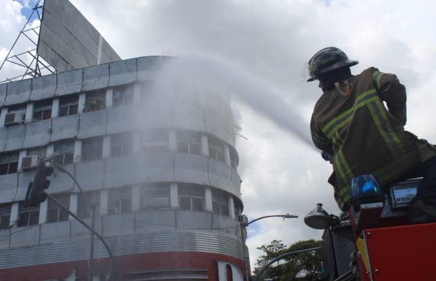 Bomberos controlan incendio en el edificio Dynasty, no hay heridos
