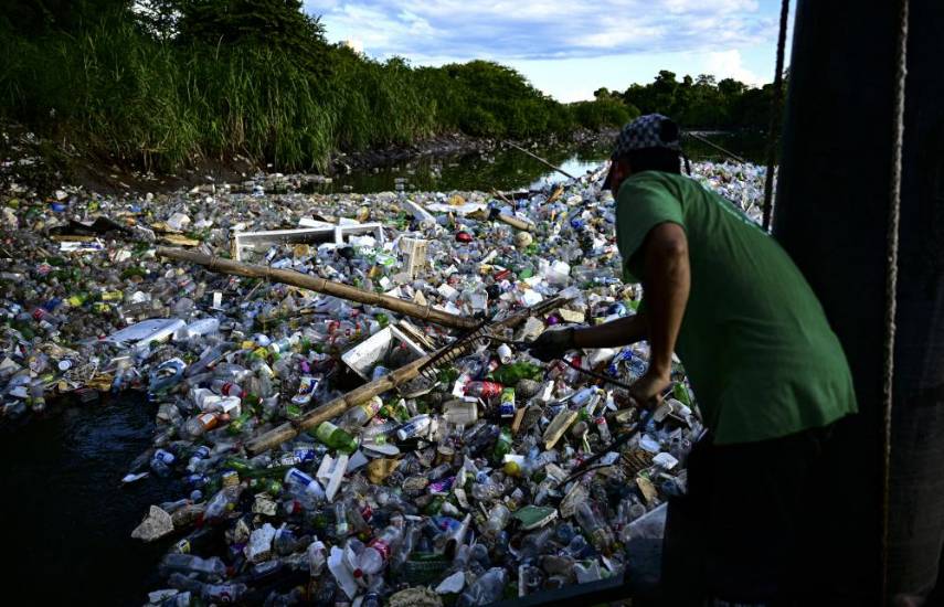 Wanda, la máquina que evita que toneladas de basura lleguen al mar en Panamá