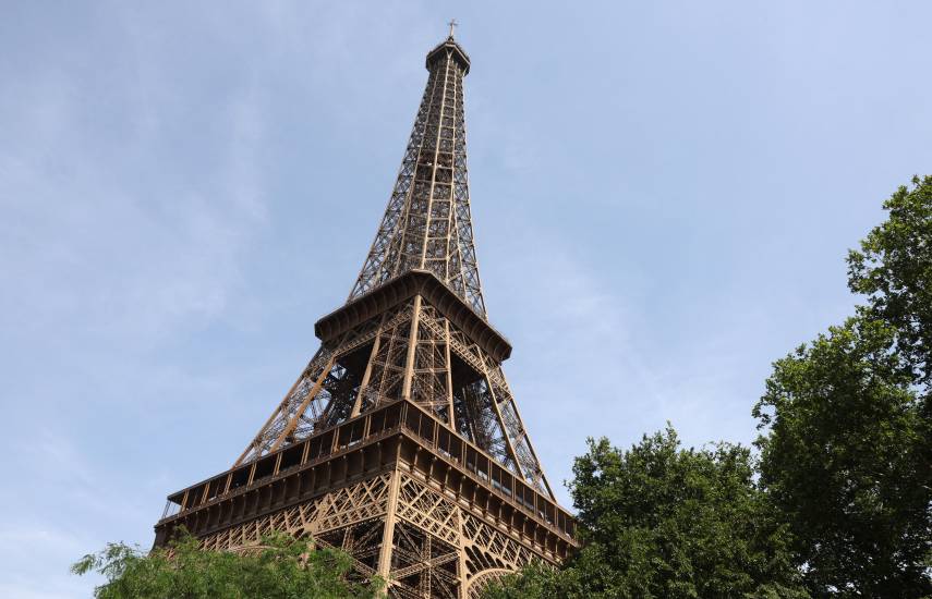La Torre Eiffel y el Louvre adelantan la hora de cierre por la ola de calor