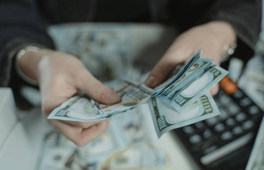 Pexels | Una persona contando el dinero prestado.