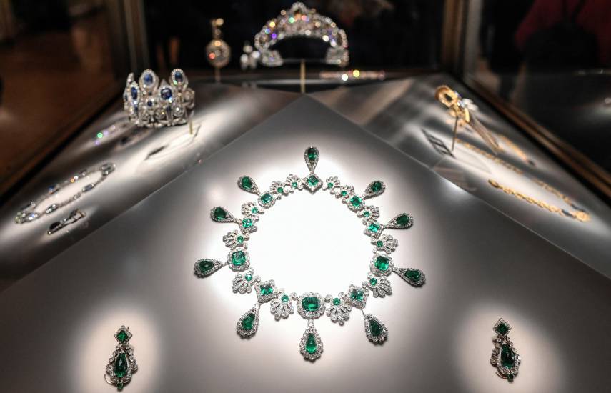 Detienen a otros dos hombres y dos mujeres por el robo en el Louvre