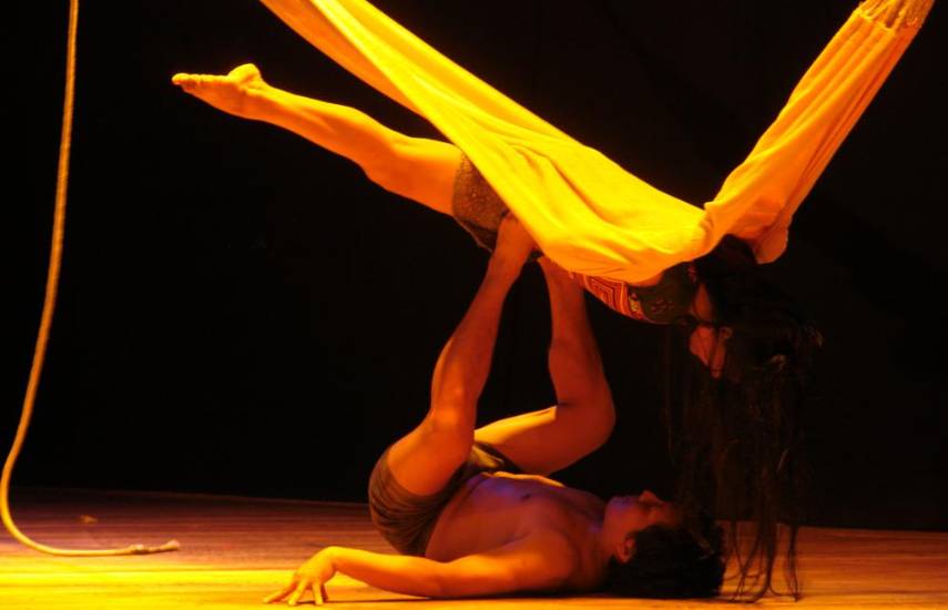 Madre, padre e hijo gunas dedicados a la danza