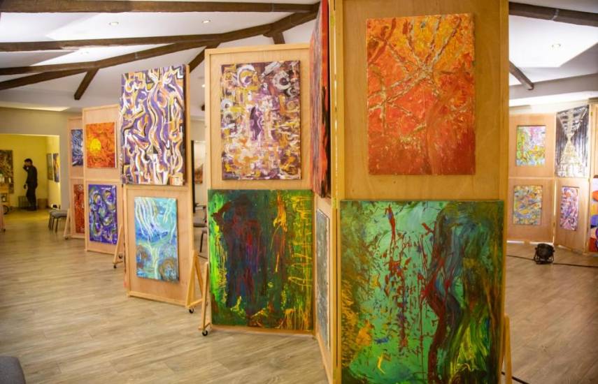 El pintor Travis Taliaferro presenta su exposición “Puente creativo, más allá de lo tangible”