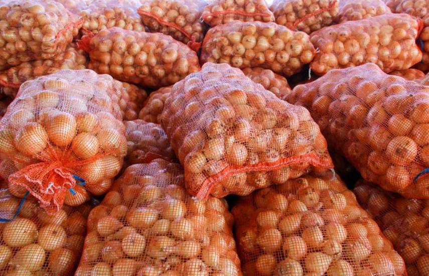 Sobreoferta de papa y cebolla obliga a bajar precios en el mercado