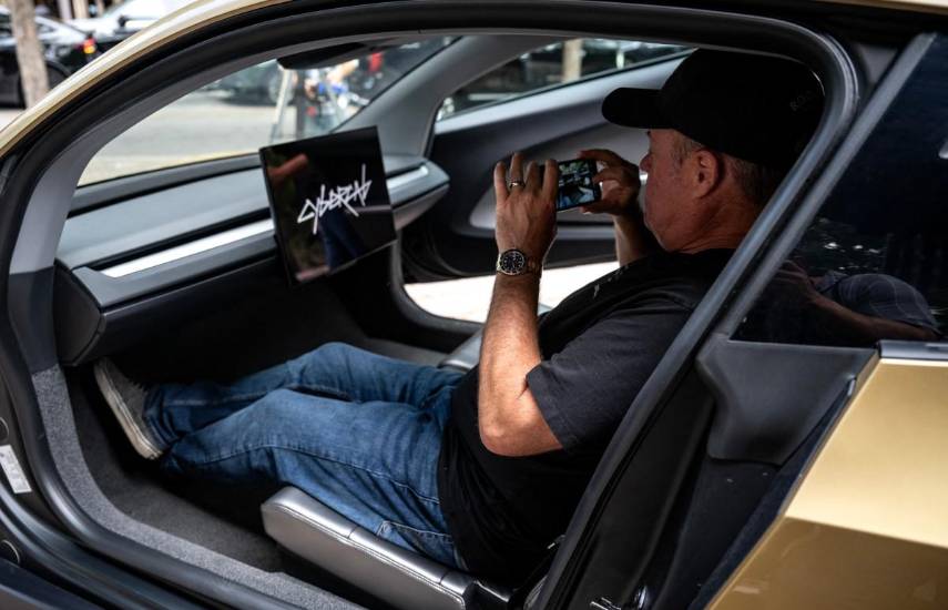 Agencia de seguridad vial de EEUU abre investigación sobre el Cybercab de Tesla